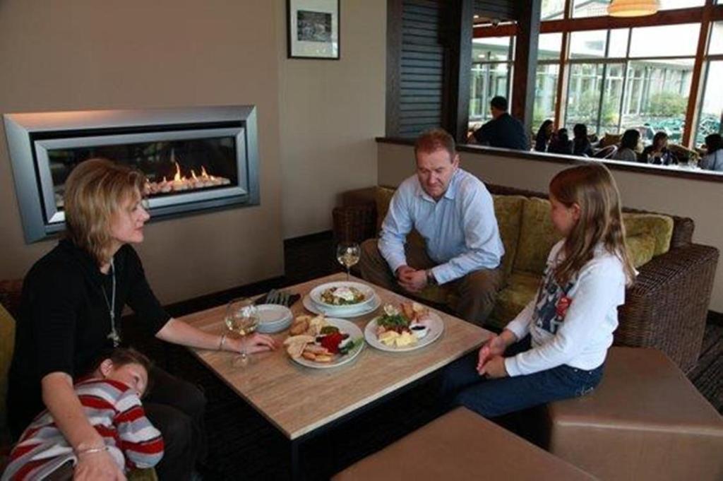 Distinction Te Anau Hotel & Villas Exterior foto